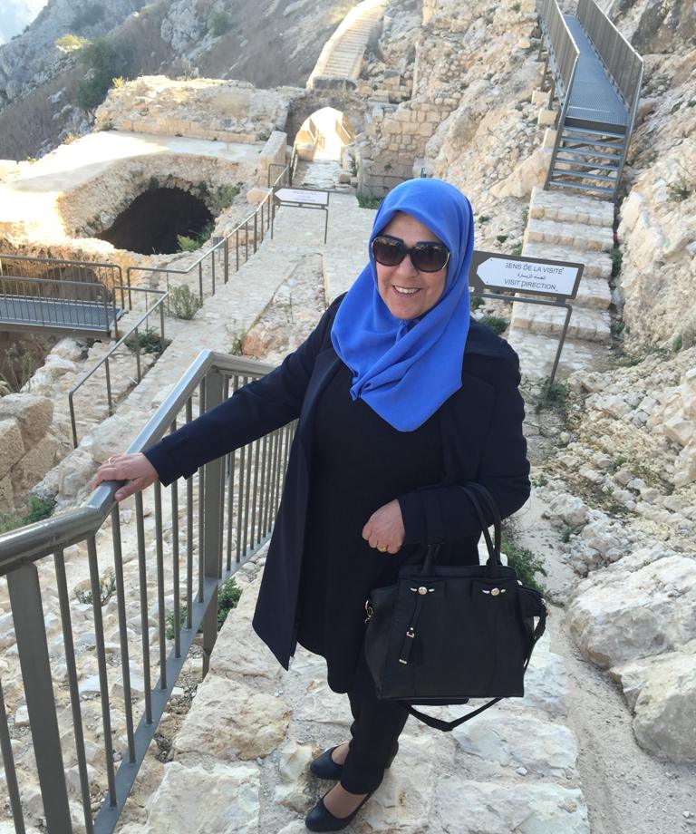 الكاتبة نوال عواضة: عندها تتطاير الكلمات وتختنق الأبجديات وتتشتت الأفكار، تحدث في داخلي ثورة من العواصف تتأجج  ناراً بين ضلوعي