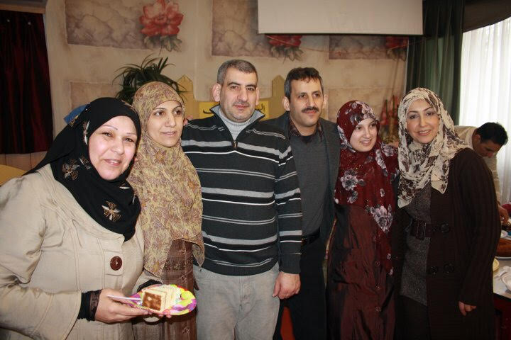 إلى السيدة نوال عواضة (على يسار الصورة): كلماتكم تخرج من القلب ولا تحتاجون لمهارات فى اللغة أو لمعرفة علم العروض أو إتقان القواعد العربية