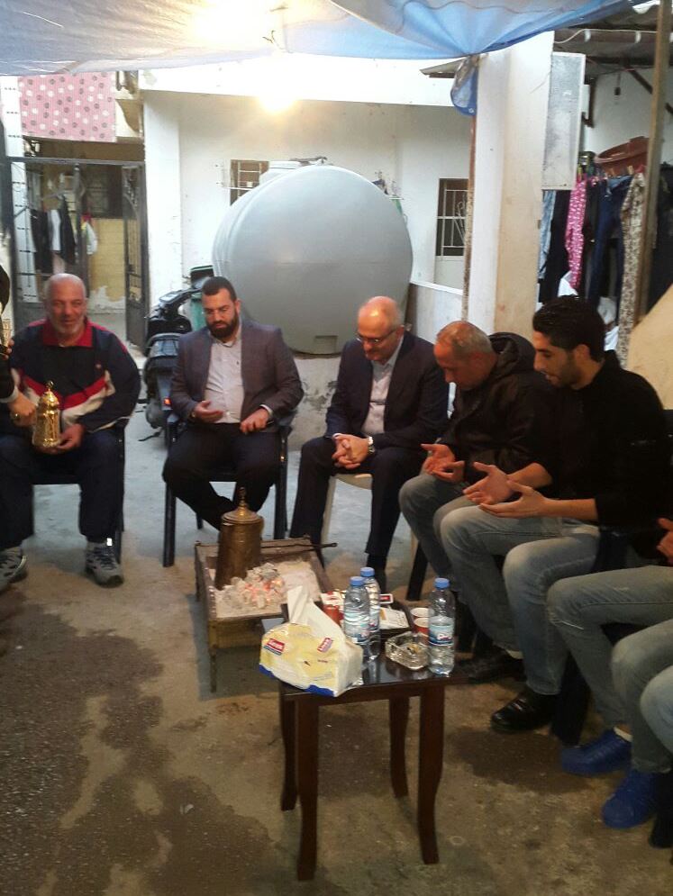 وزير المالية الحاج علي حسن خليل والحاج خنجر شعيب وبعض المحبين اثناء تقديم واجب العزاء بوالد الشهيد وسام عيّاش