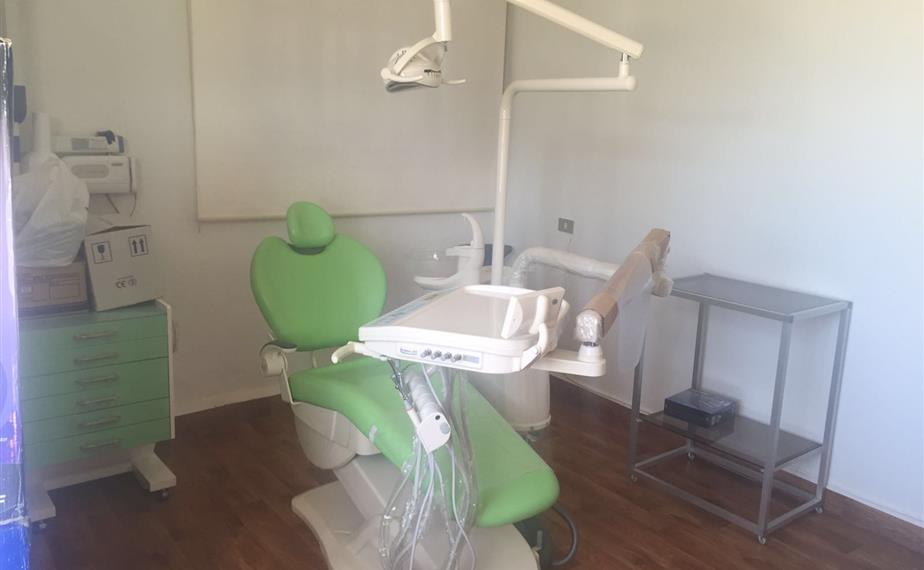  العمل جار لترميم المستوصف (طارق أبو حمدان)