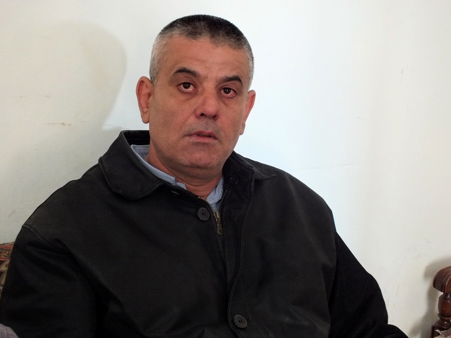 معالم الأسى والحزن على وجه العم جورج مزهر  صورة مايا العشي - مرجعيون