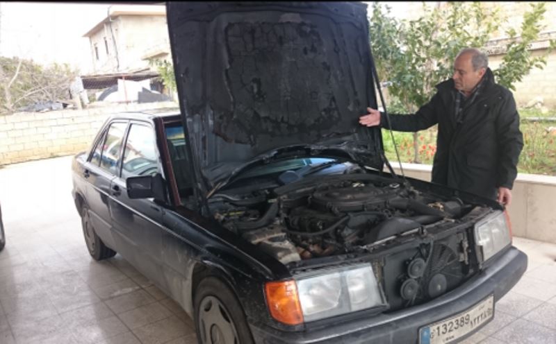 المواطن عيد ونّــا، صاحب السيارة، يشير الى الاضرار جراء الحريق