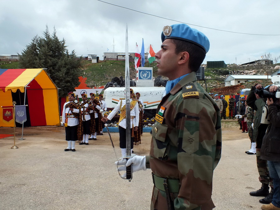 تقديم السيف تحية لرفع العلم الهندي في مستهل الإحتفال -- صورة مايا العشي - مرجعيون