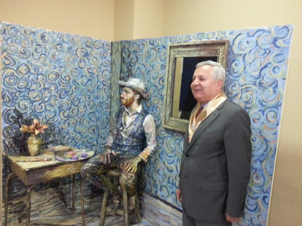 رئيس الجامعة مع عمل فان غوغ