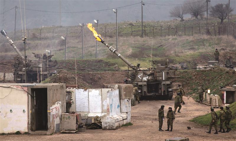 مدفعان إسرائيليان يقصفان المناطق الجنوبية اللبنانية، بعد نجاح «المقاومة الإسلامية» في تفجير عبوة ناسفة بدورية إسرائيلية في مزارع شبعا،