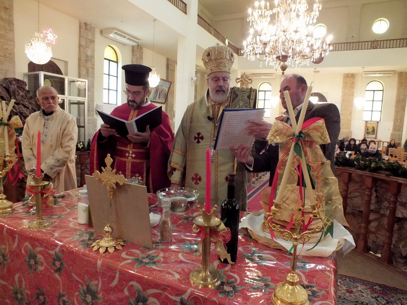 المتروبوليت حداد خلال رتبة تبريك المياه في كاتدرائية القديس بطرس - صورة مايا العشي – مرجعيون