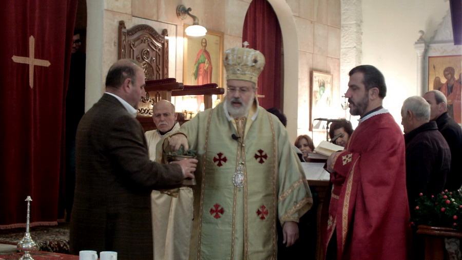 المتروبوليت حداد يرش المؤمنين بالماء المقدس - صورة مايا العشي – مرجعيون