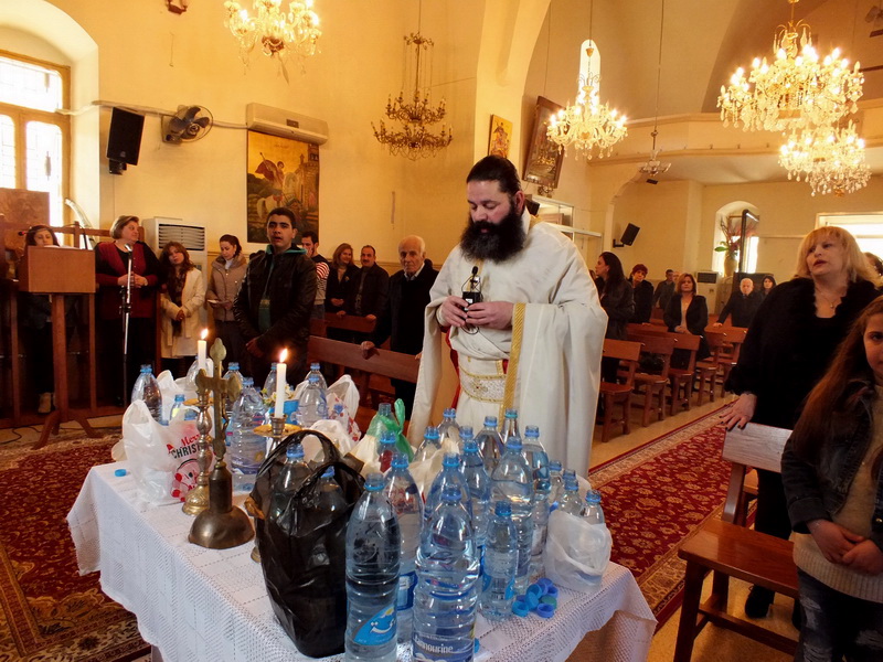 الأب فيليب العُقلة خلال صلاة تقديس المياه في كنيسة القديس جاورجيوس الأرثوذكسية - صورة مايا العشي – مرجعيون
