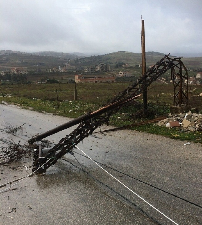 العاصفة تسببت باقتلاع عامود للكهرباء