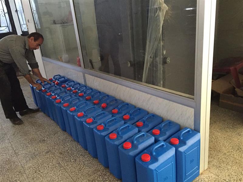 يعاين صفائح زيت كاسدة (طارق ابو حمدان)