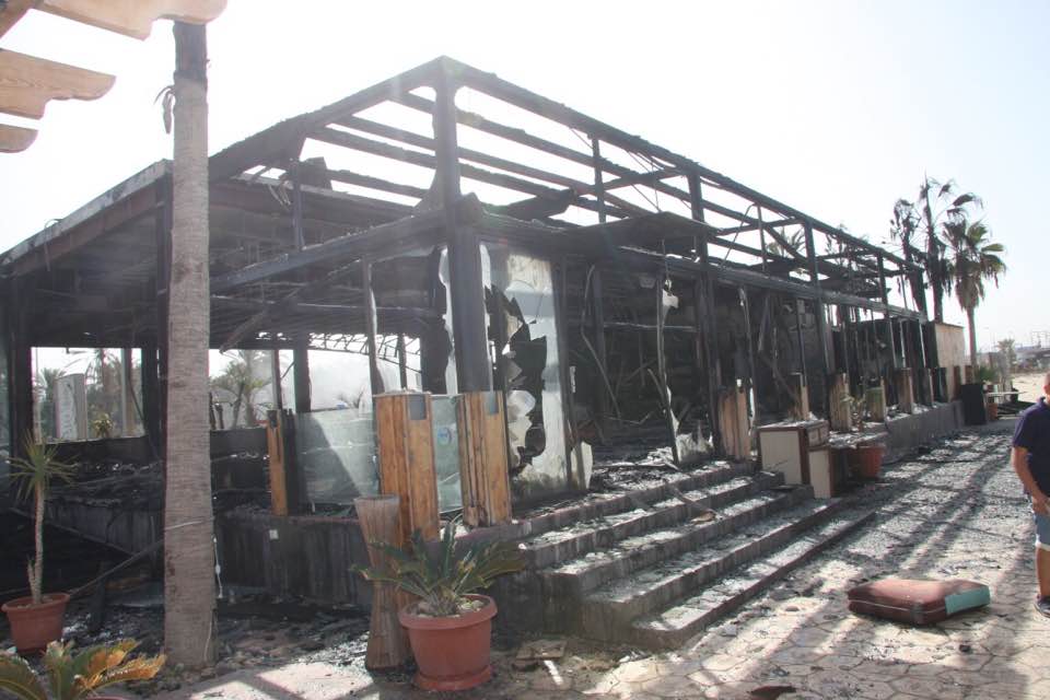 مطعم القهوة Sur Mer بعدما  أتت عليه النيران