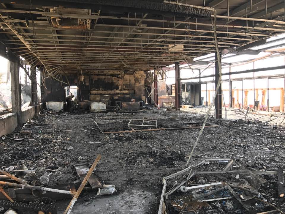 مطعم القهوة Sur Mer بعدما  أتت عليه النيران