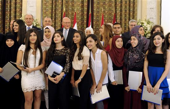 خلال حفل توزيع المنح الجامعية لمتفوّقي الثانوية العامة الذي أقامه \