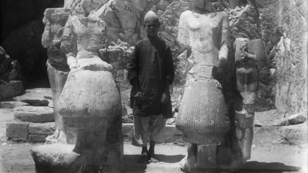 صورة لطفل مصري من منطقة المدافن الغربية، المقبرة الطيبية رقم 216 في منطقة دير المدينة عام 1924-1925 - تصوير برنار برويار