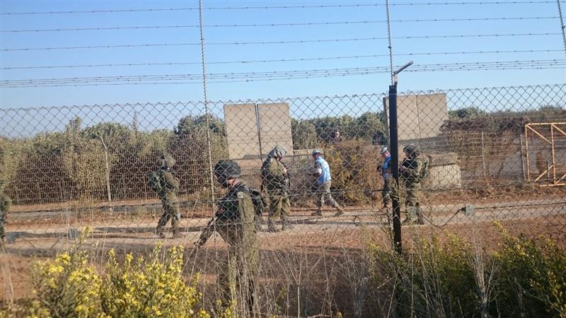 عناصر من اليونفيل وجيش العدو خلال عملية التحقيق (طارق ابو حمدان)