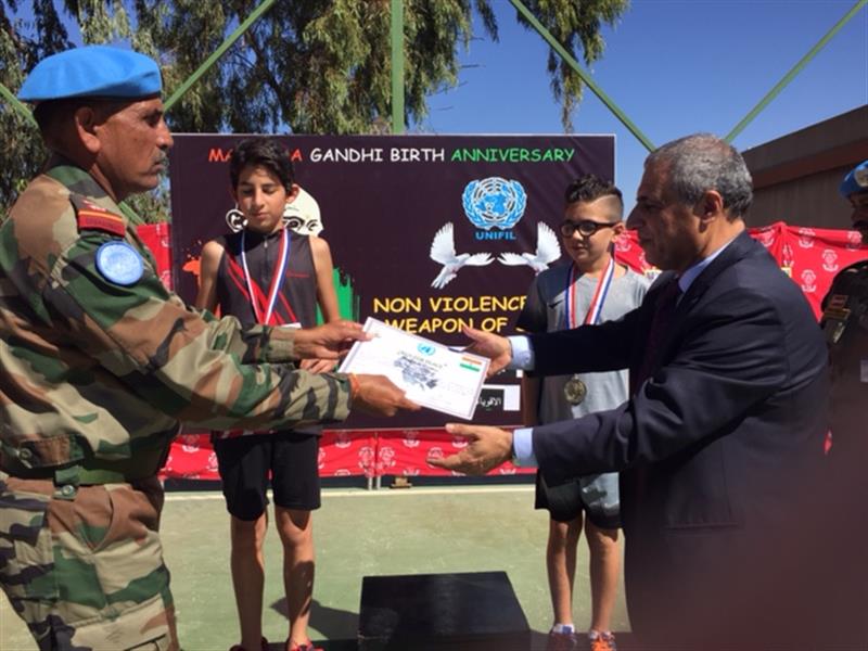 توزيع الميداليديات خلال حفل ميلاد غاندي (طارق ابو حمدان)