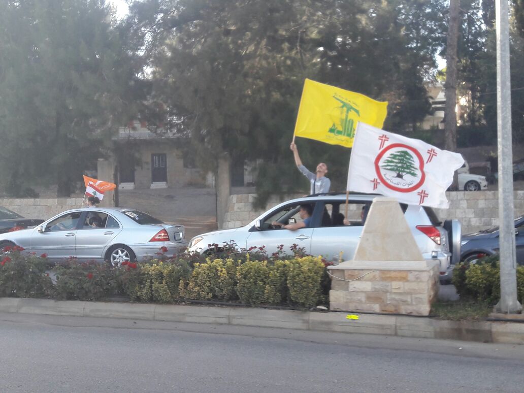 - أعلام لبنانية ورايات للقوات اللبنانية وحزب الله والتيار الوطني 