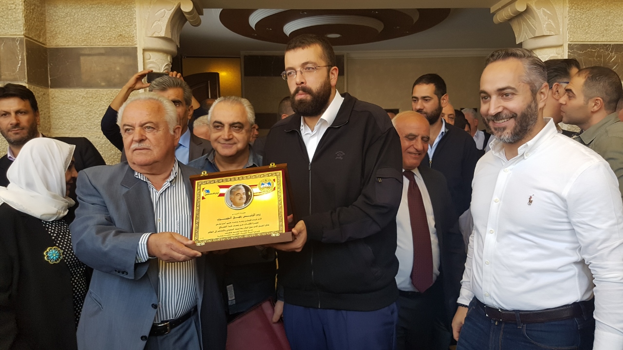 رئيس اتحاد بلديات العرقوب ورئيس بلدية شبعا الحاج محمد صعب يقدم درعا تذكاريا لأحمد الحريري