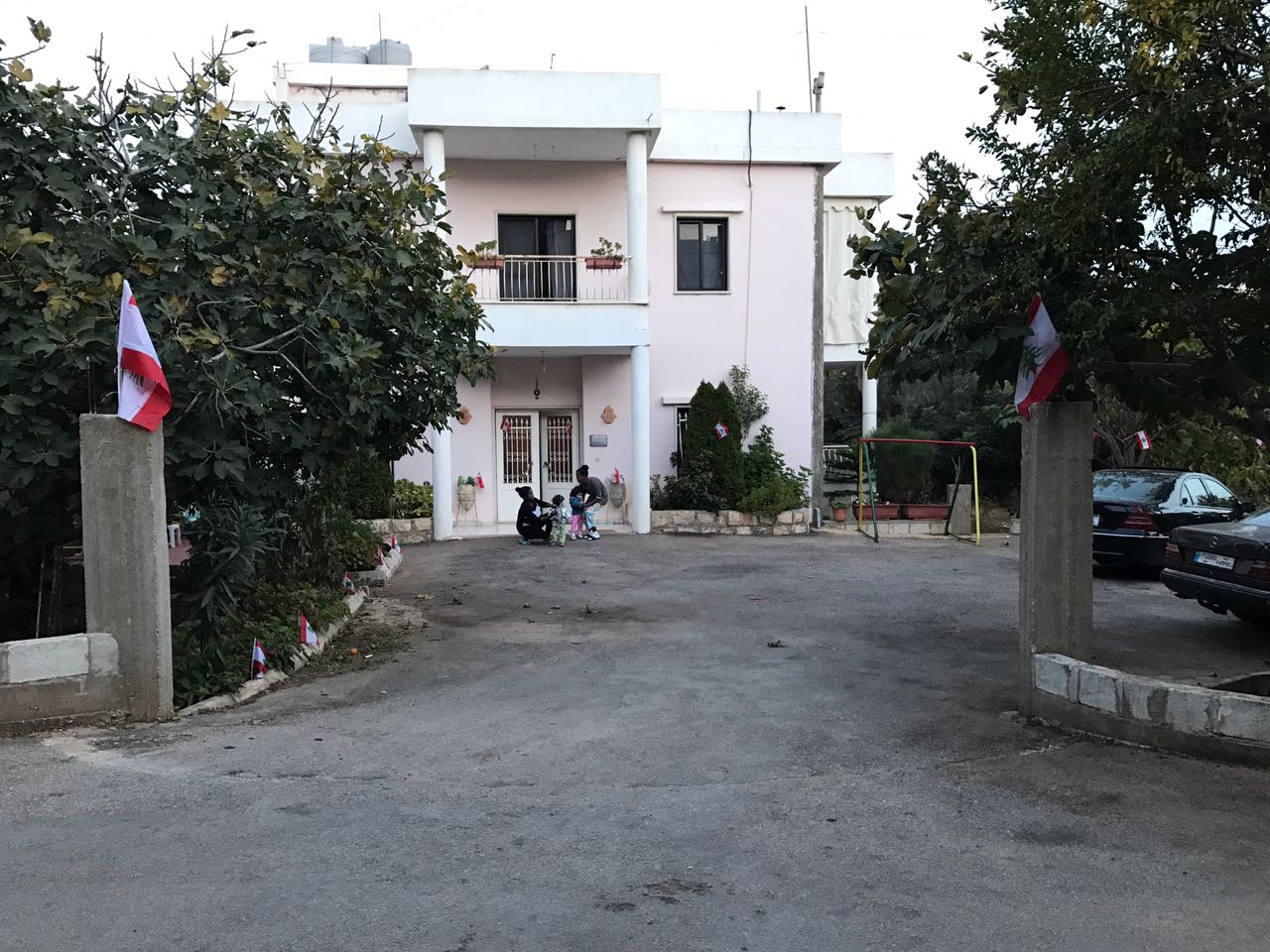 هكذا احتفلت عائلة الاستاذ حسين خريس  وأحفاده في عيد الاستقلال