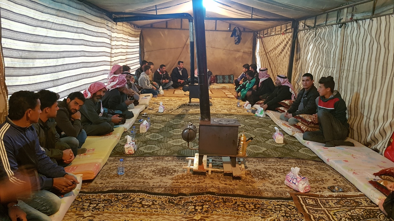 الوالد خضر يتقبل التعازي بوفاة ولده من مواطنيه