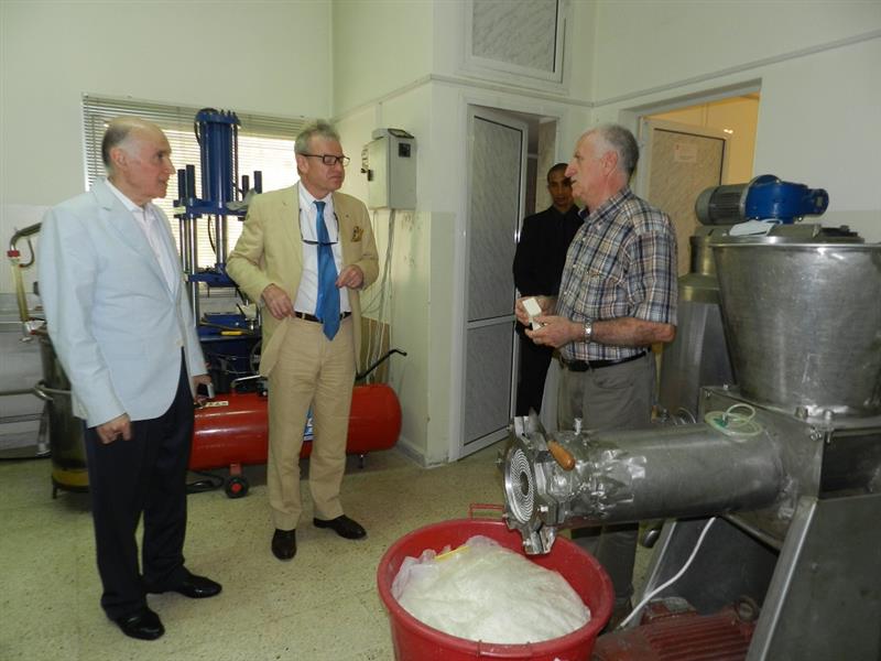 الدكتور مهنا يتفقد مع وفد اجنبي معمل الصابون في ابل السقي (طارق ابو حمدان)