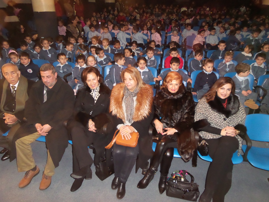 السيدة حردان مع أعضاء الجمعية وبدا المنفذ نقفور