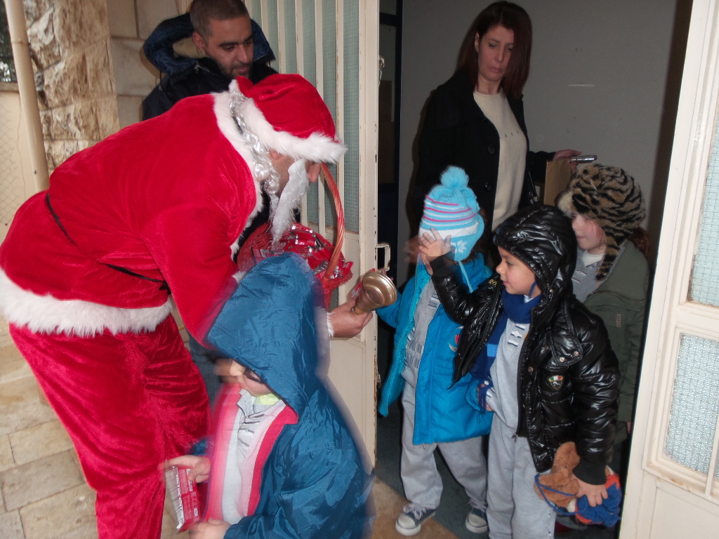 بابا نويل يوزع الحلوى على التلامذة