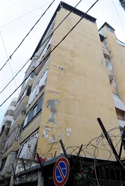 المبنى الآيل للسقوط في منطقة المصيطبة (فادي أبو غليوم)