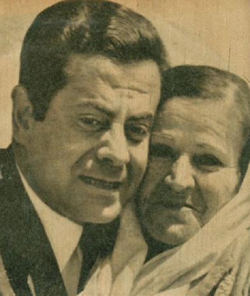 فريد الأطرش مع والدته