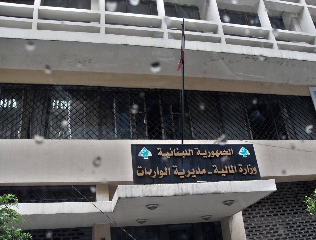 يتردد أن مصارف لبنانية وأجنبية وشركات منها أجنبية، أوعزت إلى سماسرة في المنطقة تقديم تسهيلات لشراء اراض بمساحات شاسعة