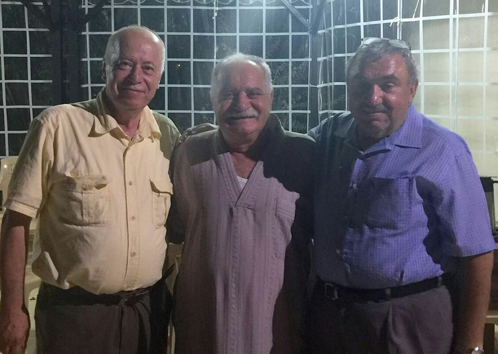 رئيس بلدية الخيام الدكتور علي اسماعيل عبدالله متوسطا الحاج أحمد مالك عبدالله (أبو مالك) والحاج يوسف محمود عبدالله (أبو محمود)