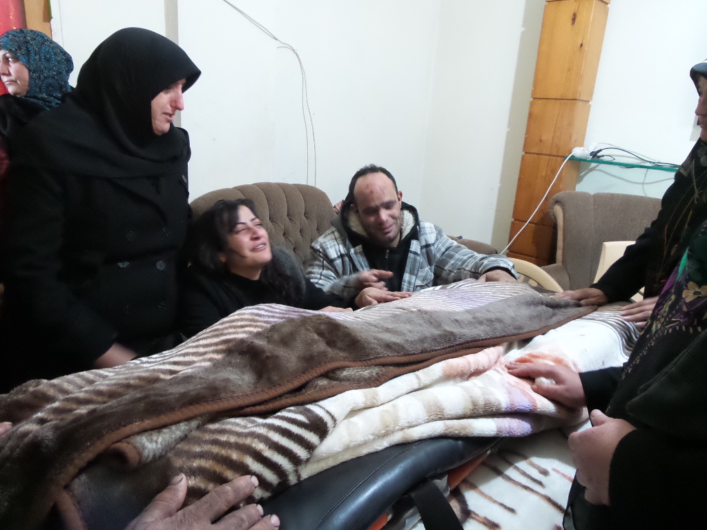 20161202_120217-الوالد علي سرحان والاهالي في حزن على وفاة الطفل محمد