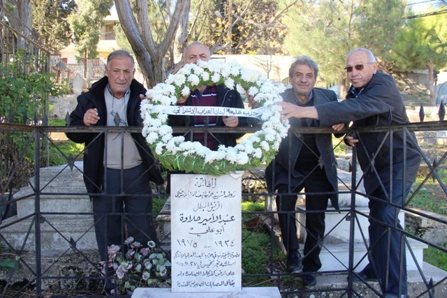 اكليل من الزهر على ضريح الشهيد أبو علي عبد الامير حلاوي 