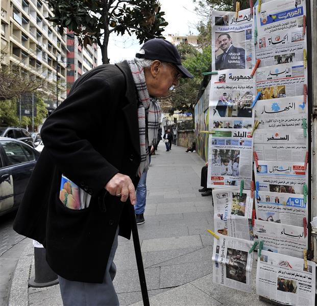 احدى مشاكل مجتمعنا ان القراء من كل نوع انخفض عددهم بقي جيلنا الذي تعود تحسس الورق كل صباح.