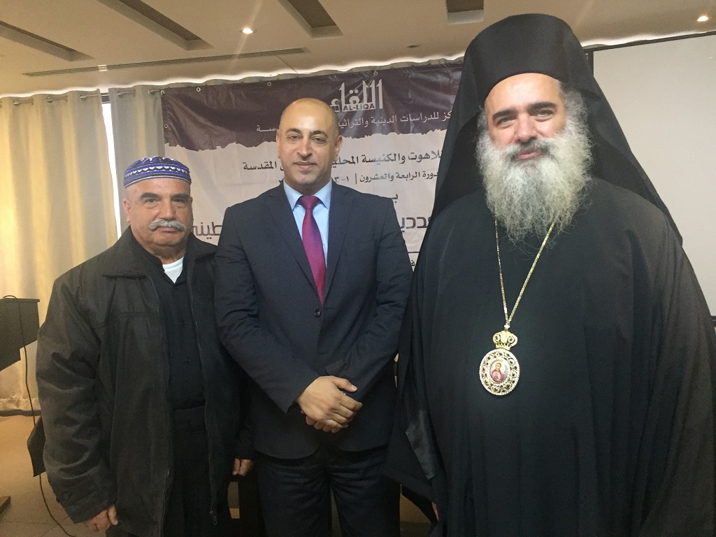 الكاتب فواز حسين في صورة مع المطران الدكتور حنا عطا اللة والدكتور لؤي مزعل ممثلا لبلدية بيت لحم