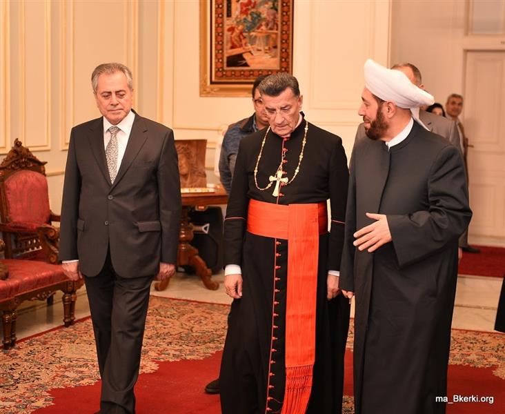 البطريرك الراعي خلال ترحيبه بمفتي سوريا أحمد بدر الدين حسون في بكركي بحضور السفير السوري علي عبد الكريم علي