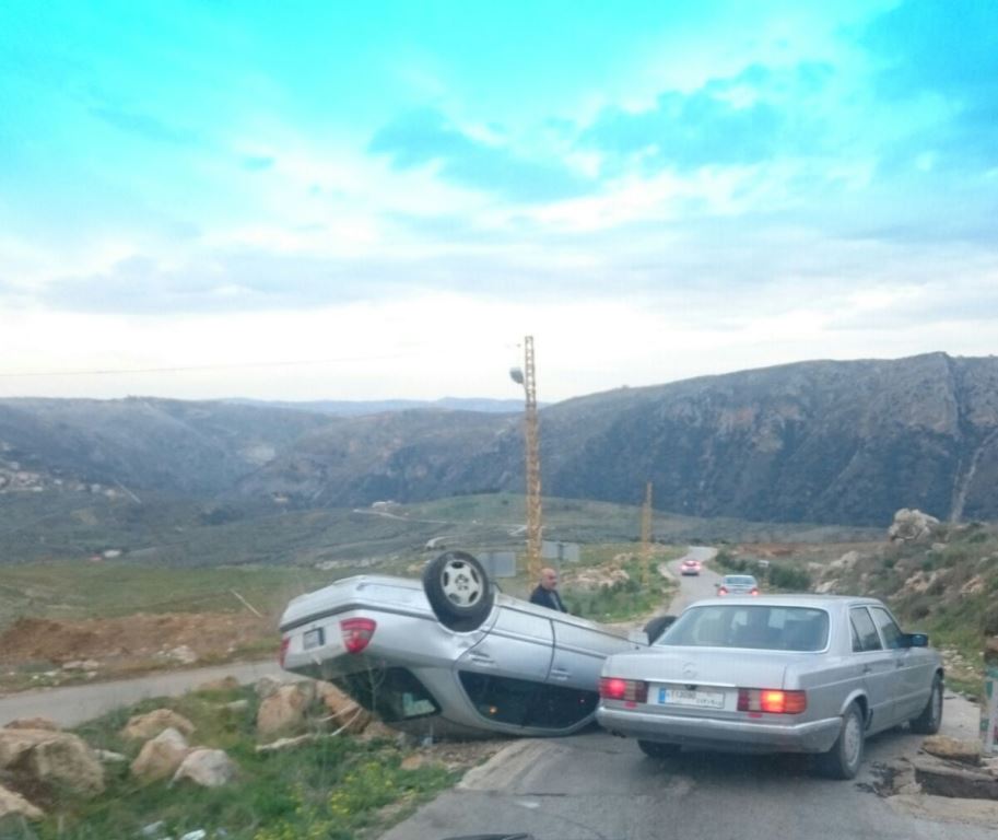 السيارة رأسا على عقب بعد اصطدامها بالمكعب الاسمنتي على طريق نزلة القليعة الخردلي