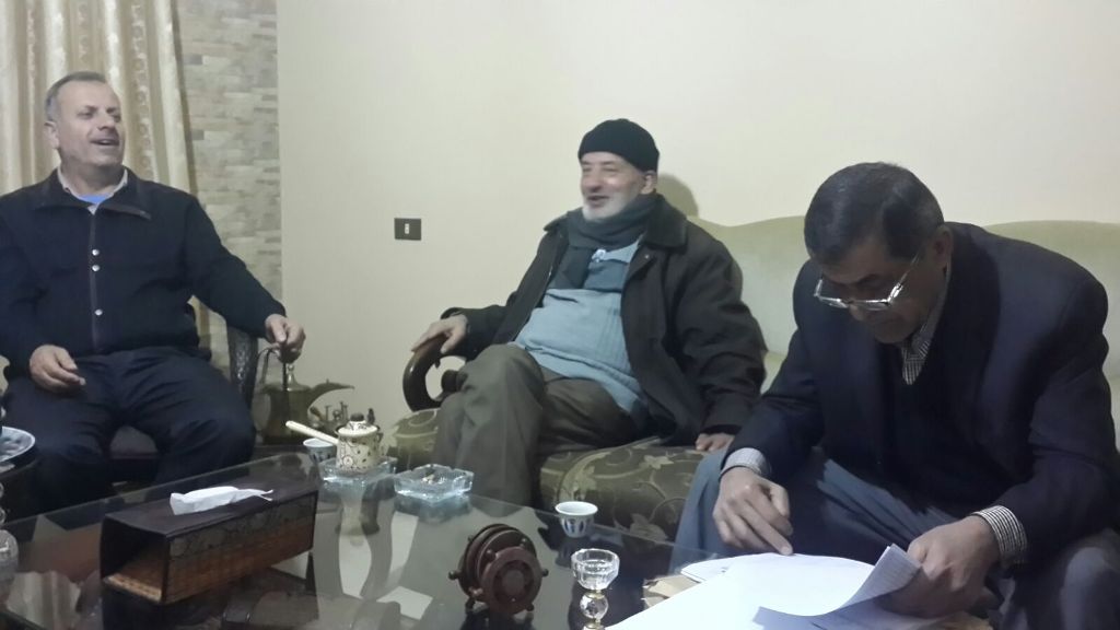 عدد من مخاتير الخيام يدققون في لوائح الشطب الصادرة عن وزارة الداخلية