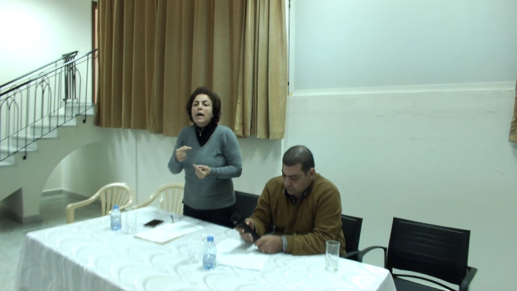 مسؤولة دائرة النفوس فاديا شمعون متحدثة في الاجتماع