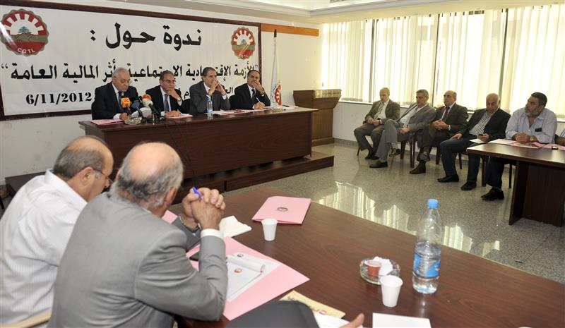 المتحدثون في ندوة حول الازمة الاقتصادية واثر المالية العامة التي نظمها الاتحاد العمالي العام