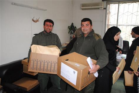 دوائر السراي الحكومي خلال تسلم صنايق لوائح الشطب في النبطية