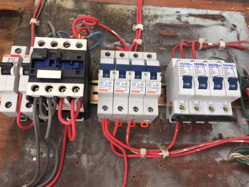 لوحة مفاتيح لمولد كهربائي خاص (طارق ابو حمدان)