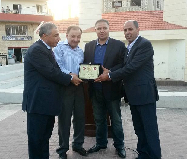 اثناء تكريم أبو نزر علي منصور على جهوده في خدمة بلدته الطيبة من خلال مهرجان  عالطيبة لاقونا