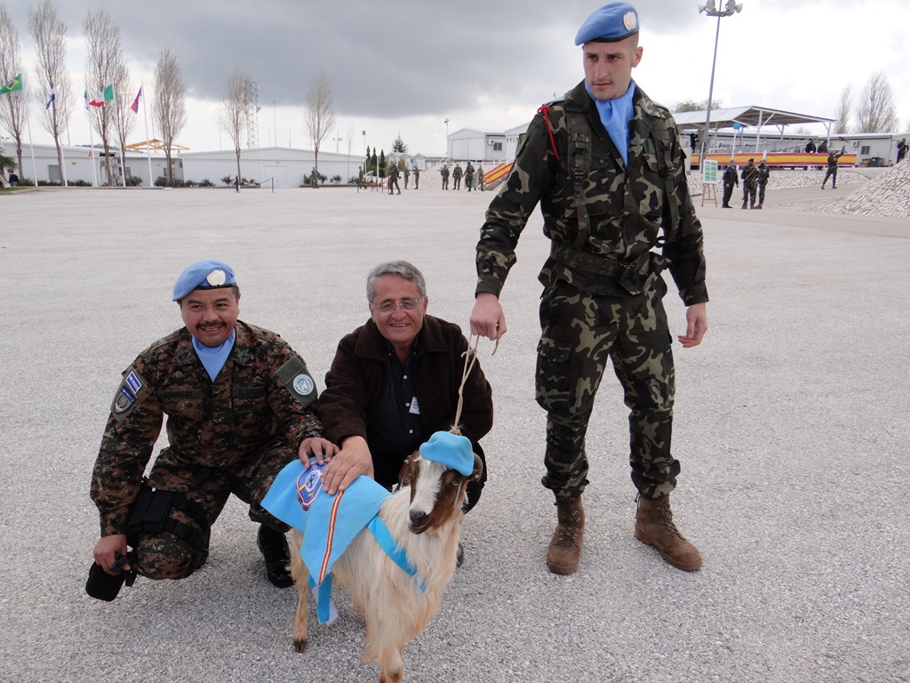 المهندس أسعد رشيدي في صورة نذكارية مع جنود اليونيفيل والتيس الأسباني الصغير جوليان 