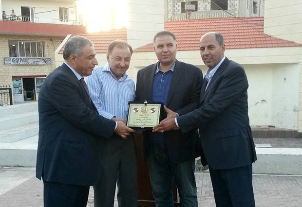 اثناء تكريم أبو نزر علي منصور على جهوده في خدمة بلدته الطيبة من خلال مهرجان عالطيبة لاقونا