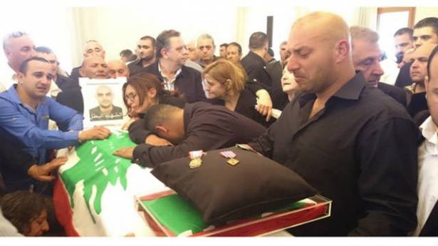 الأم والزوجة والشقيقان والأهل والأصدقاء يودّعون الرقيب أول الشهيد يوسف في برج الملوك أمس. (ر. ض.)