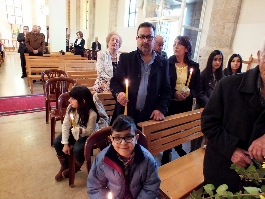 جمهور المؤمنين في قداس الفصح حاملين الشموع في سبت النور - صورة مايا العشي – مرجعيون