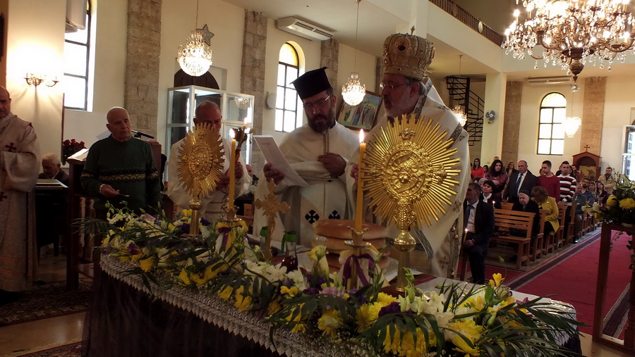 المتروبوليت حداد محتفلاً بالقداس الألهي يعاونه الأب ميلاد كلاس - صورة مايا العشي – مرجعيون