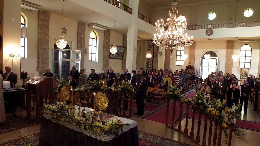 جمهور المؤمنين في قداس الفصح - صورة مايا العشي – مرجعيون