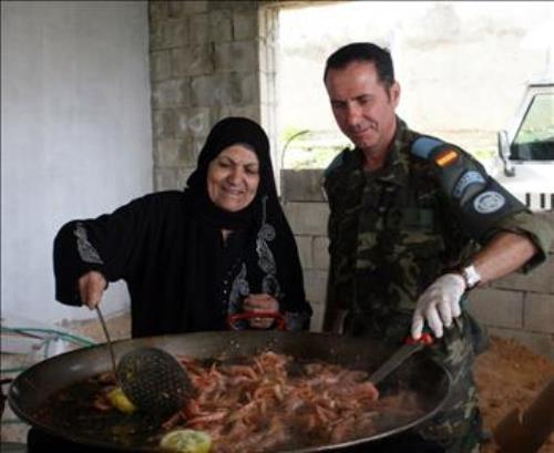 يطهوان الباييلا الاسبانية في  دار المسنين في الخيام - أرشيف